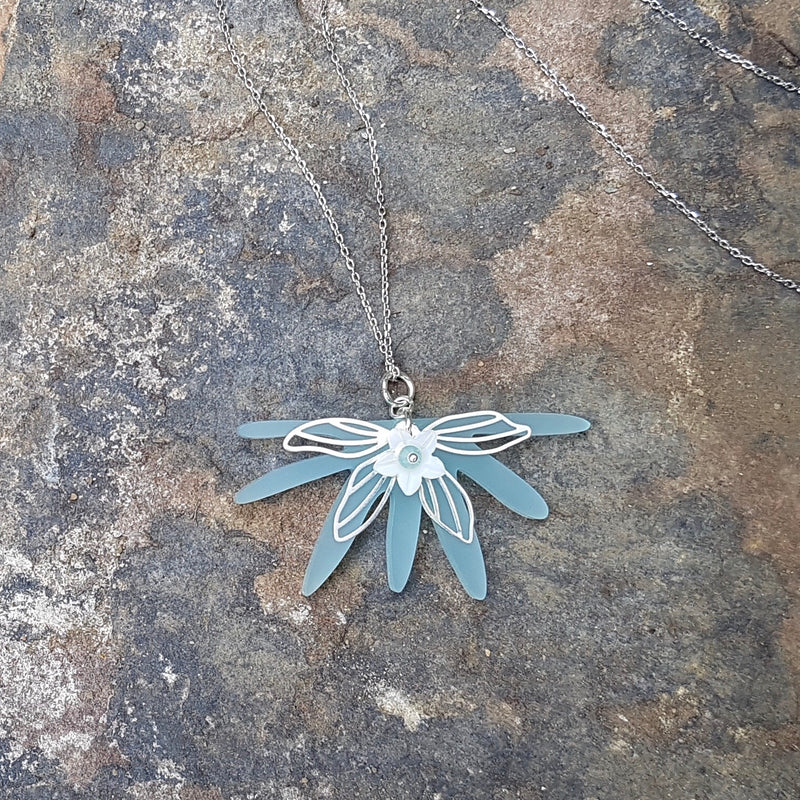 Sea Breeze With Flower Necklace